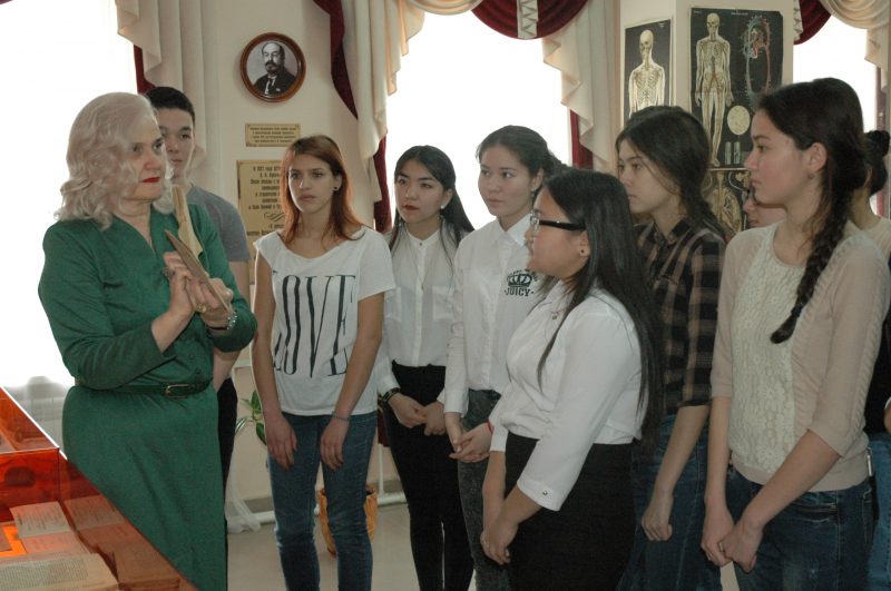 Музей истории Астраханского ГМУ встречает юных медиков
