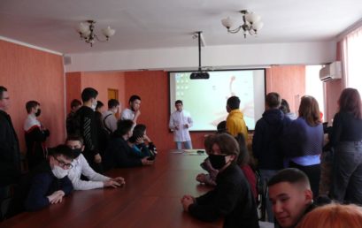 Активисты волонтерского центра Астраханского ГМУ провели мастер-класс по основам неотложной помощи при чрезвычайных ситуациях