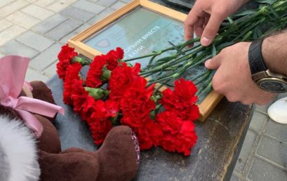 Студенты Астраханского ГМУ посетили стихийный мемориал в память о погибших при стрельбе в Казани