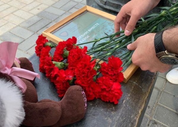 Студенты Астраханского ГМУ посетили стихийный мемориал в память о погибших при стрельбе в Казани
