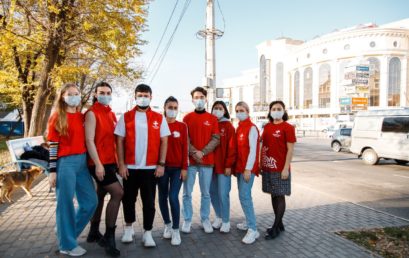 Волонтеры-медики информируют о важности ношения масок