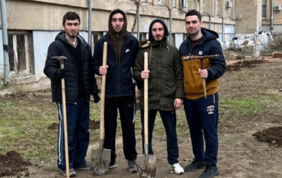 Студенты Астраханского ГМУ приняли участие в городском субботнике
