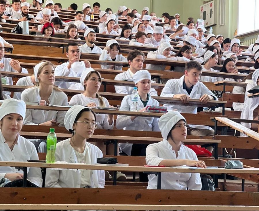 Студентам Астраханского ГМУ рассказали о вреде энергетических напитков
