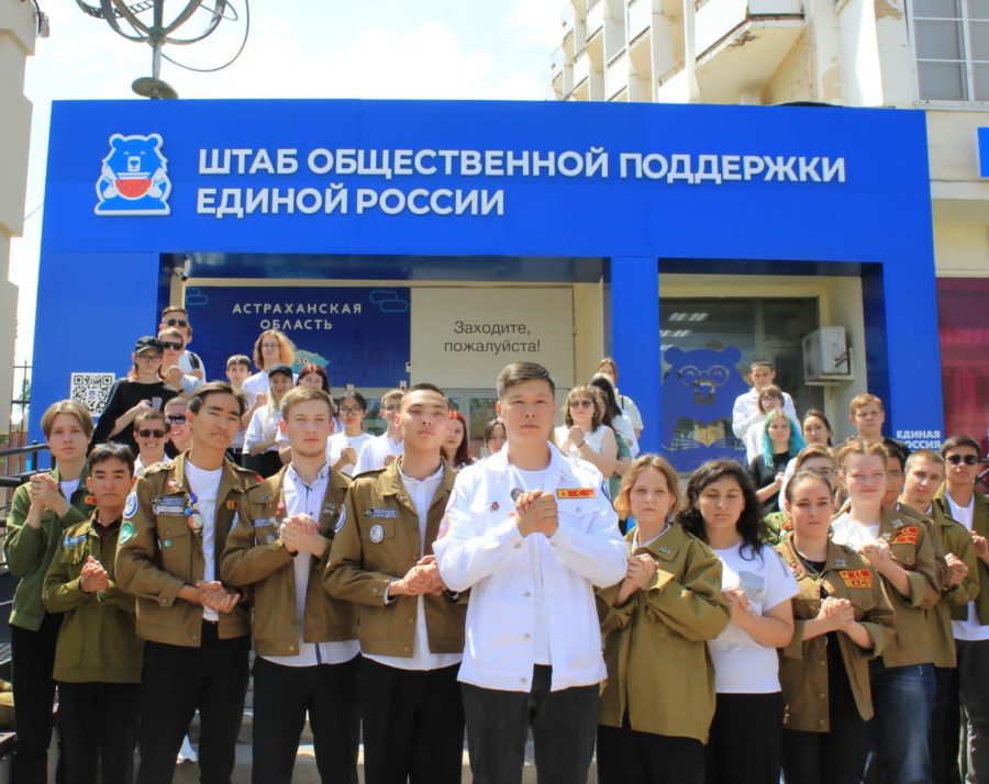 Студенты Астраханского ГМУ приняли участие в церемонии поднятия флага Российской Федерации