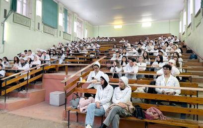 Участник специальной военной операции прочитал лекцию для студентов-медиков