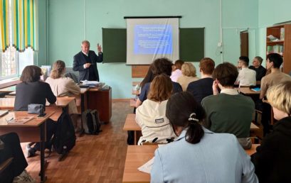 Сотрудники кафедры общей хирургии Астраханского медуниверситета провели профориентационные лекции в средней школе №49