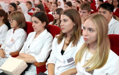 Диалог без границ: ректор Астраханского ГМУ провел встречу с первокурсниками