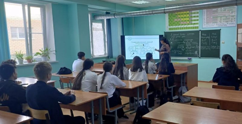 Астраханский ГМУ знакомит школьников с основами медико-биологических знаний