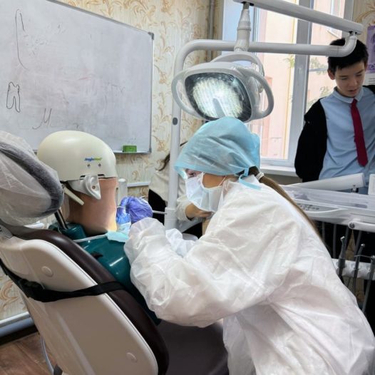 В Астраханском ГМУ продолжается реализация профориентационного проекта — «Школа юного стоматолога»