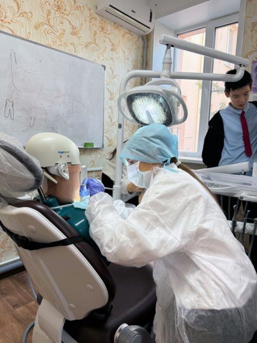 В Астраханском ГМУ продолжается реализация профориентационного проекта — «Школа юного стоматолога» В Астраханском ГМУ продолжается реализация профориентационного проекта — «Школа юного стоматолога»