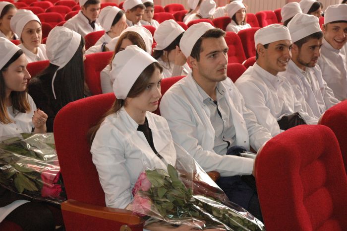 12 октября в актовом зале Астраханского государственного медицинского университета состоялось посвящение в студенты поступивших на стоматологический и фармацевтический факультеты, а также факультет медико-профилактического дела.