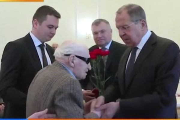Основоположнику Астраханской гастроэнтерологической школы терапевтов вручили юбилейную медаль к 75-летию Победы