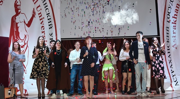 Актив студенческого самоуправления Астраханского ГМУ поздравил юных студентов-медиков с Днём первокурсника!