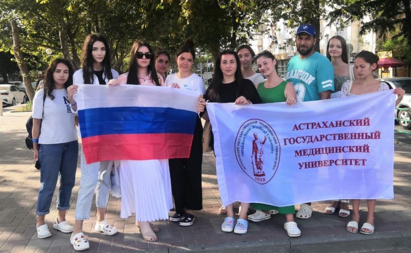 Студенты-медики отметили День Российского флага