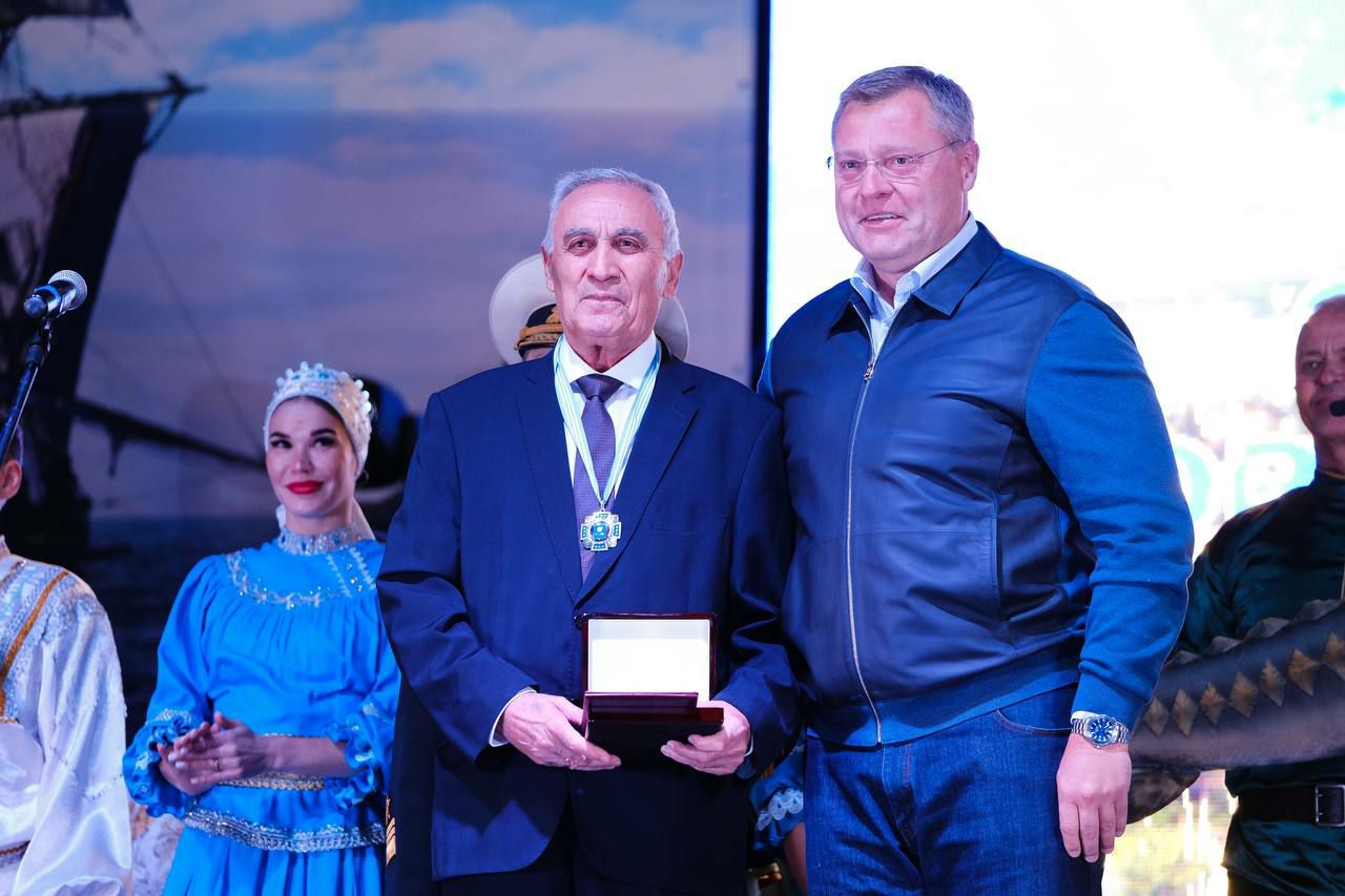 Глава региона вручил награду профессору Астраханского ГМУ