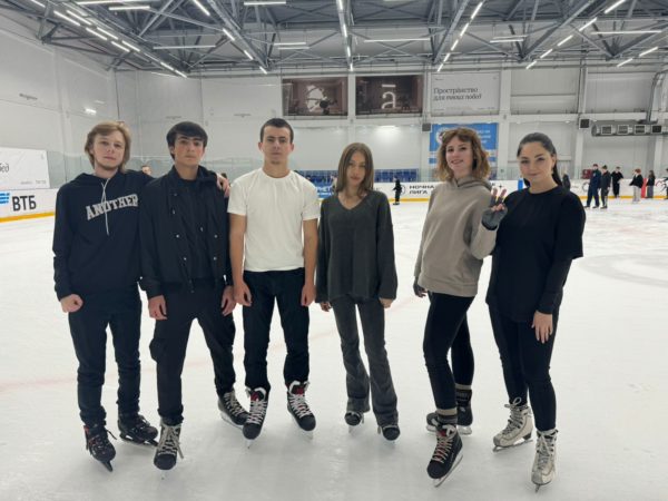 Студенты факультета высшего сестринского образования и среднего профессионального образования посетили каток