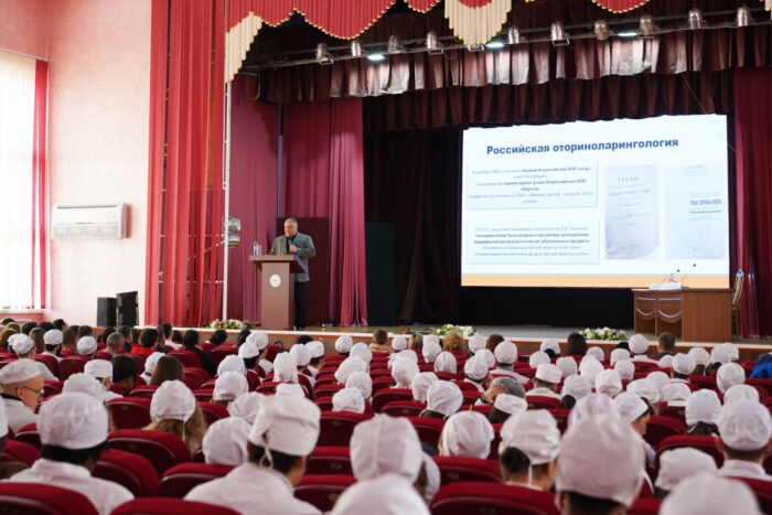 От кохлеарных имплантов до операций с роботом: Николай Дайхес рассказал в Астраханском ГМУ о будущем российской оториноларингологии