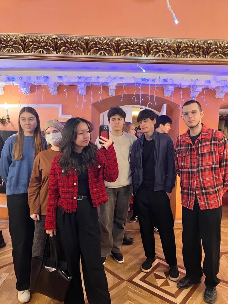 В рамках реализации культурно-массовых мероприятий для студентов Астраханского ГМУ, обучающихся на бюджетной основе, была организована серия мероприятий в Астраханском драматическом театре