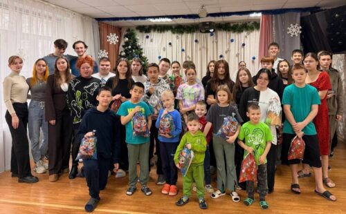 Рождество начинается с тепла: студенты Астраханского ГМУ подарили сказку детям