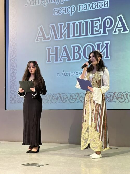 Студентка Астраханского ГМУ прочитала Навои на русском