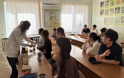 Школьники погрузились в магию создания лекарств в Астраханском ГМУ 