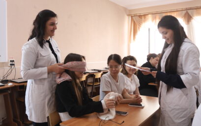 Студенты Астраханского ГМУ провели профориентационное мероприятие для школьников с ОВЗ