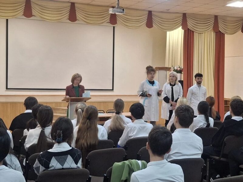 Школьникам – о профессии врача-педиатра