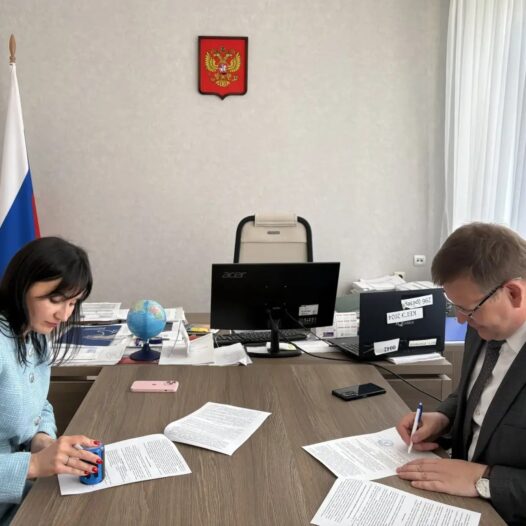 Ректор Астраханского ГМУ Сергей Поройский подписал договор о сотрудничестве с директором школы № 24