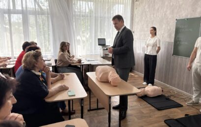 Ректор Астраханского ГМУ провел мастер-класс по сердечно-легочной реанимации для педагогов СОШ № 24