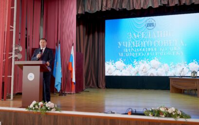 Ректор Астраханского ГМУ вручил сотрудникам вуза почетные грамоты министра здравоохранения Астраханской области