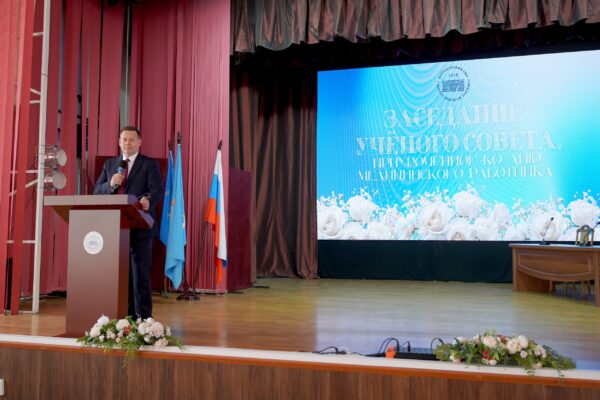Ректор Астраханского ГМУ вручил сотрудникам вуза почетные грамоты министра здравоохранения Астраханской области