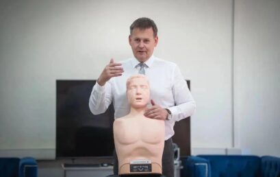 Ректор Астраханского ГМУ провёл мастер-класс по первой помощи для сотрудников фонда «Защитники Отечества»