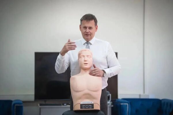 Ректор Астраханского ГМУ провёл мастер-класс по первой помощи для сотрудников фонда «Защитники Отечества»