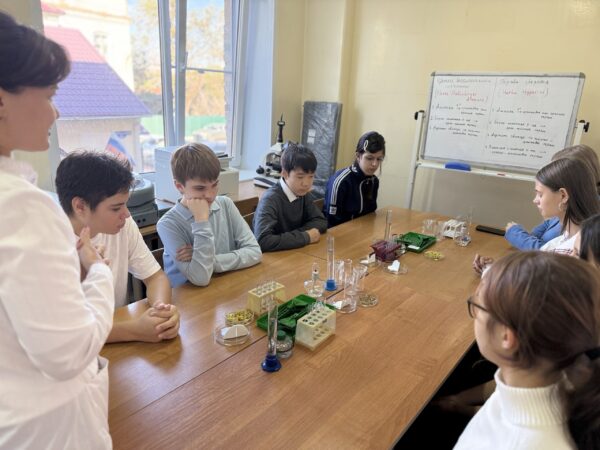 Наука начинается со школы: мастер-класс «От школьной парты до фармлаборатории» в Астраханском ГМУ